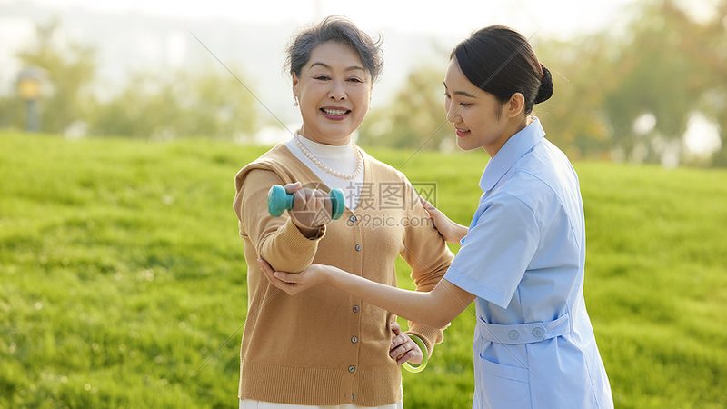 失能老人洗澡，轮椅还是浴椅更合适？**