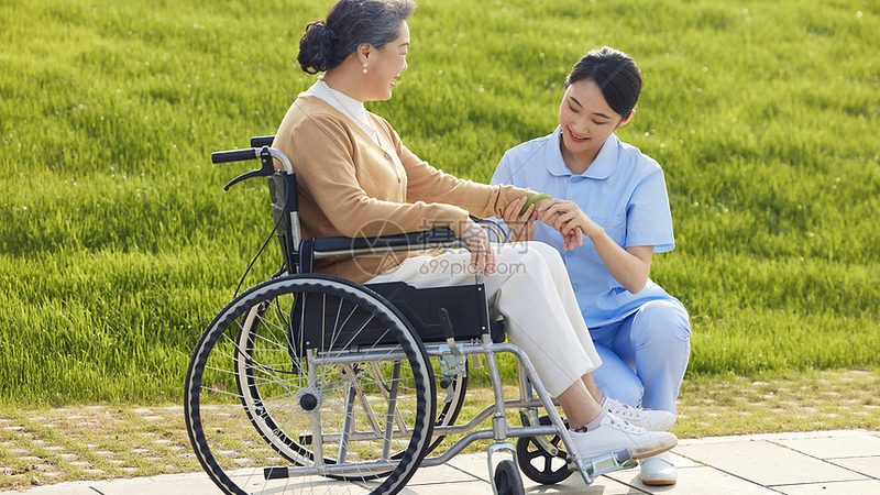 成都护工护理老人一天价格，揭秘养老护理成本构成