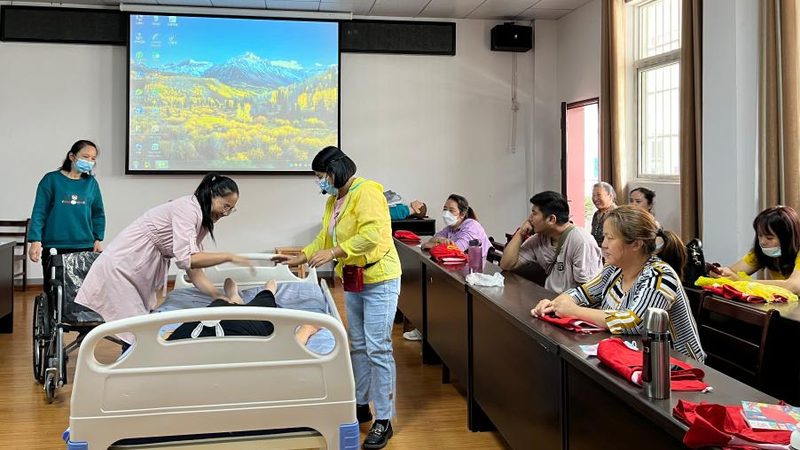 老人陪护人员需要具备哪些条件
