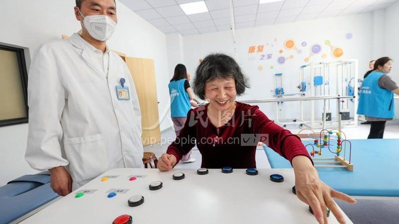 随着科技的进步和人们对养老服务的重视，老年餐配送行业将朝着以下方向发展：