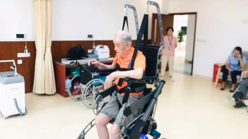 养老护理员：职责与标准，守护失能老人的温暖守护者